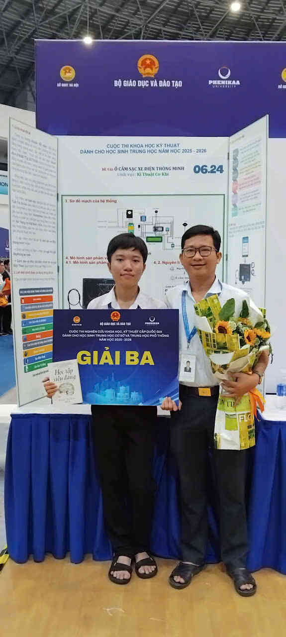 Ảnh Thầy Và Trò Ở Quầy Sản Phẩm Cấp Quốc Gia 2026 Sau Buổi Tổng Kết